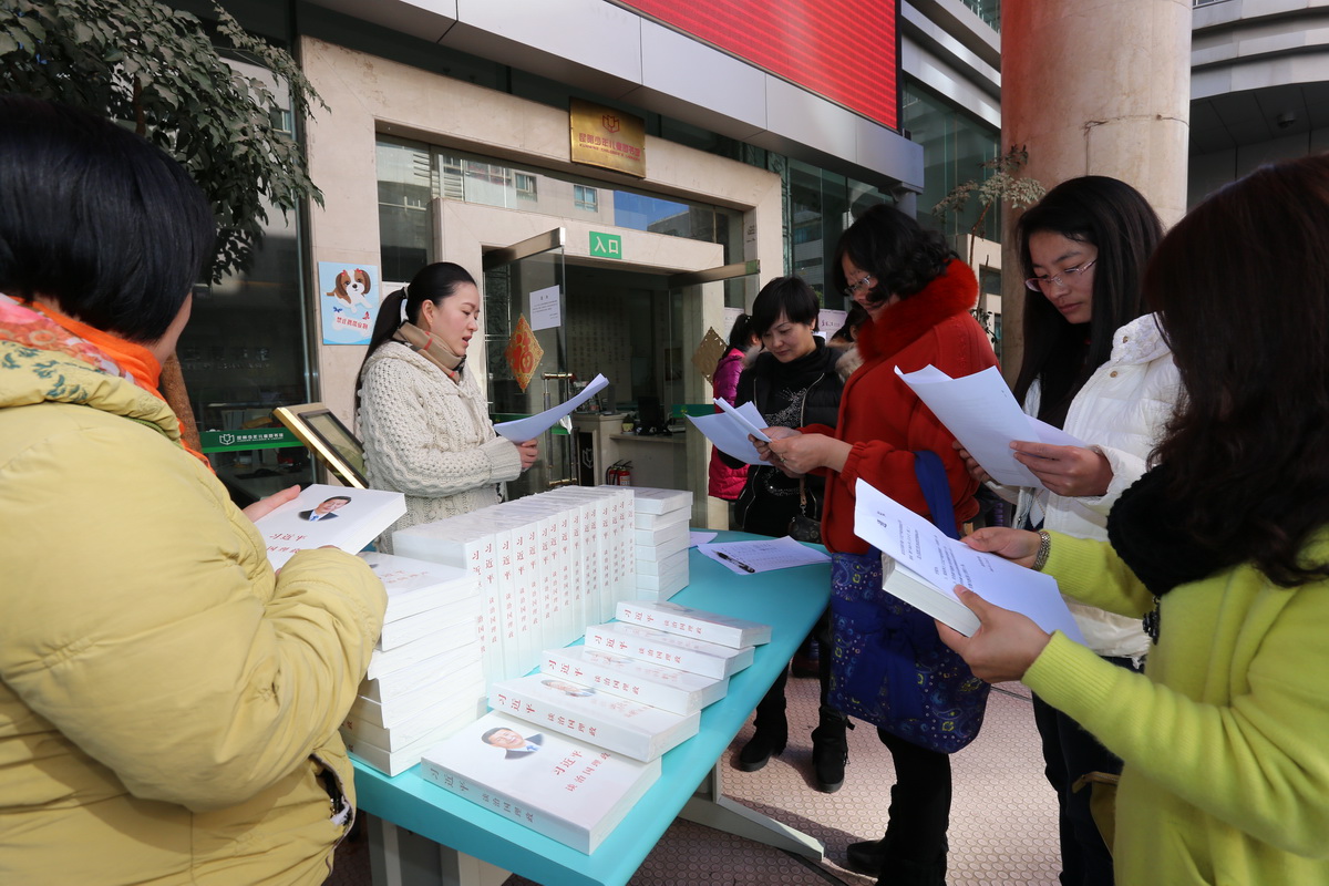 20150122在盘龙区图书馆门口-农家书屋发放图书《习近平谈治国理政》 (2).JPG